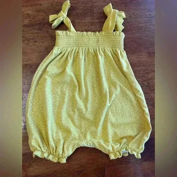 7 for All Mankind yellow dot romper size 3-6 m - Picture 3 of 3